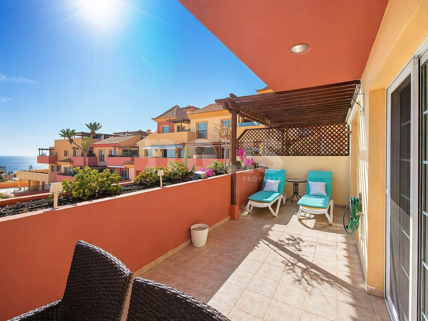 2 soveværelse Lejlighed til salg i Playa del Duque med swimmingpool - € 800.000 (Ref: 9790038)