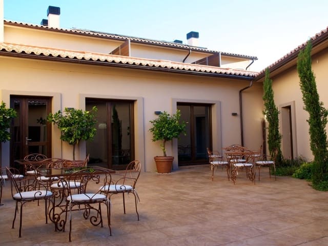 19 bedroom Business for sale in Alcañiz with pool - € 1,100,000 (Ref: 7716245)