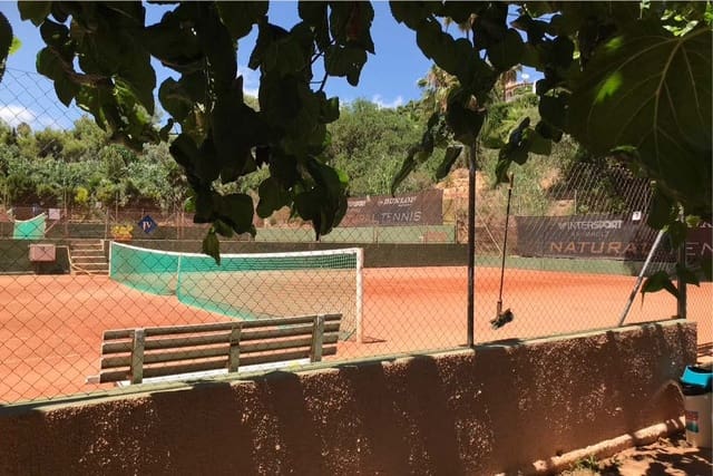 Bedrijf te koop in Barrio del Centro, Alicante stad - € 1.250.000 (Ref: 7716459)