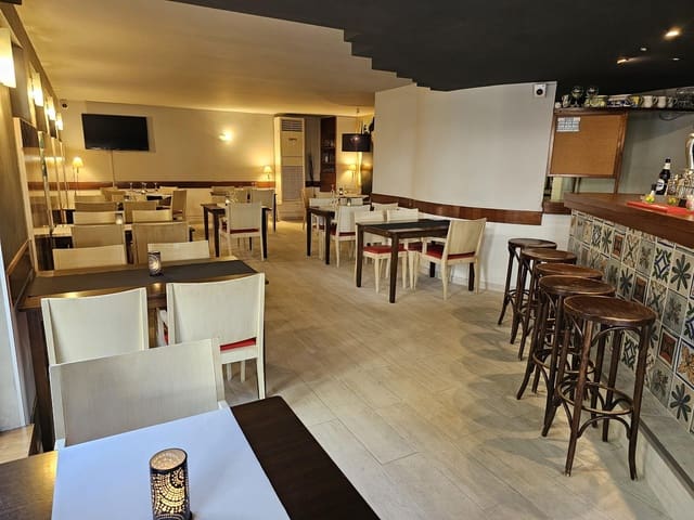 Business for sale in Dénia - € 1,600,000 (Ref: 8425283)