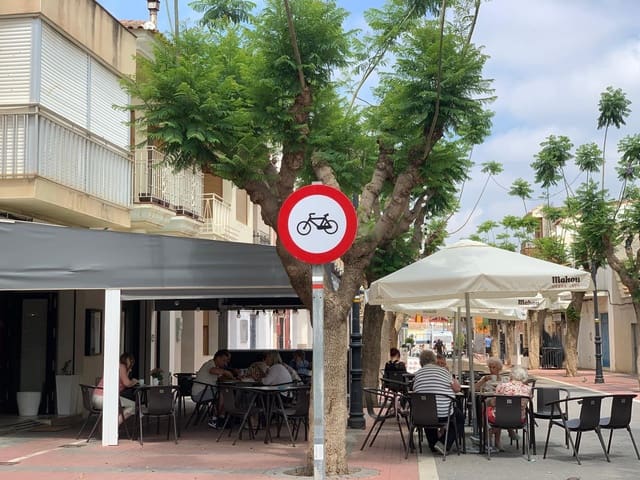 Business for sale in Hondón de las Nieves - € 175,000 (Ref: 8425308)