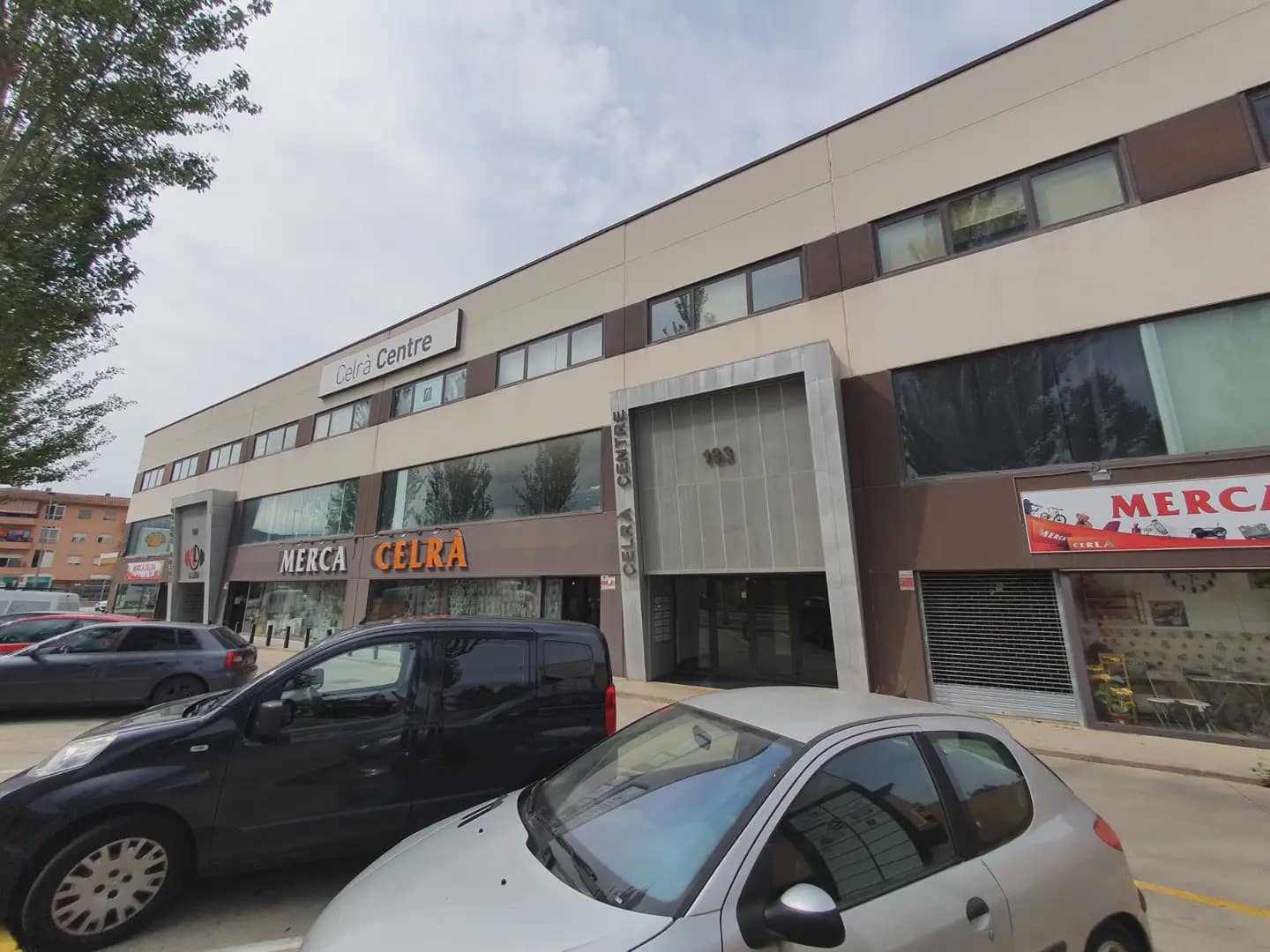 Office for sale in Celra with garage - € 145,900 (Ref: 9882342)