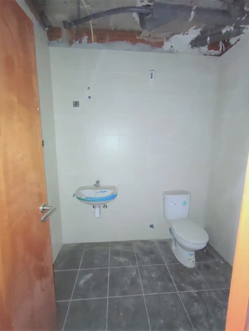 Erhverv til salg i Girona by - € 69.900 (Ref: 9882349)