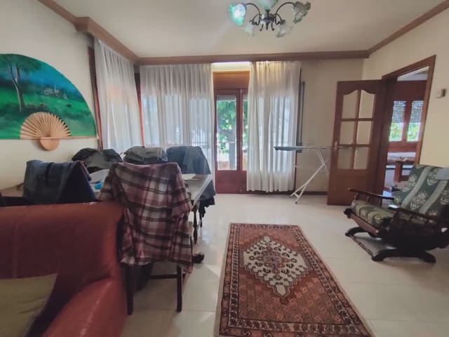 4 Zimmer Villa zu verkaufen in Girona Stadt mit Garage - 800.000 € (Ref: 9882351)