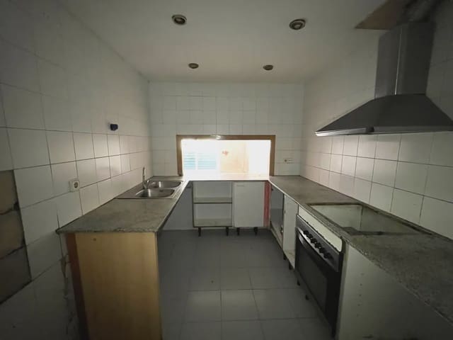 4 slaapkamer Flat te koop in Salt - € 139.000 (Ref: 9882357)