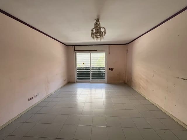 4 slaapkamer Flat te koop in Salt - € 139.000 (Ref: 9882357)