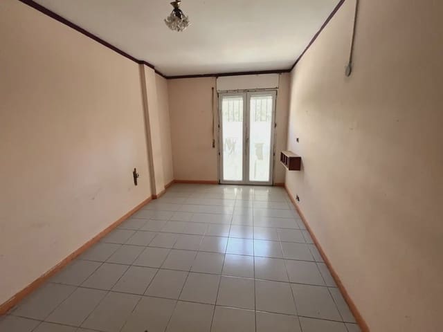 4 slaapkamer Flat te koop in Salt - € 139.000 (Ref: 9882357)