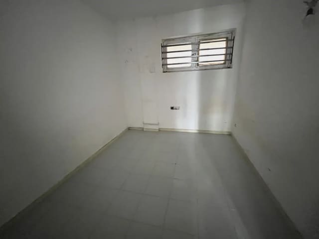 4 slaapkamer Flat te koop in Salt - € 139.000 (Ref: 9882357)