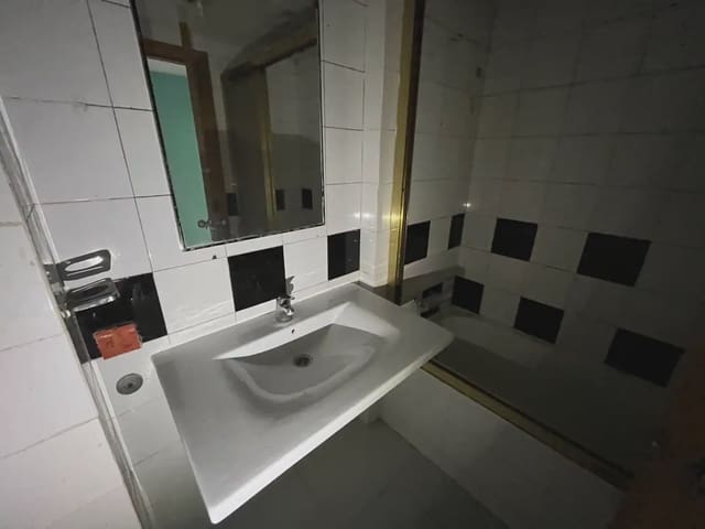 4 slaapkamer Flat te koop in Salt - € 139.000 (Ref: 9882357)