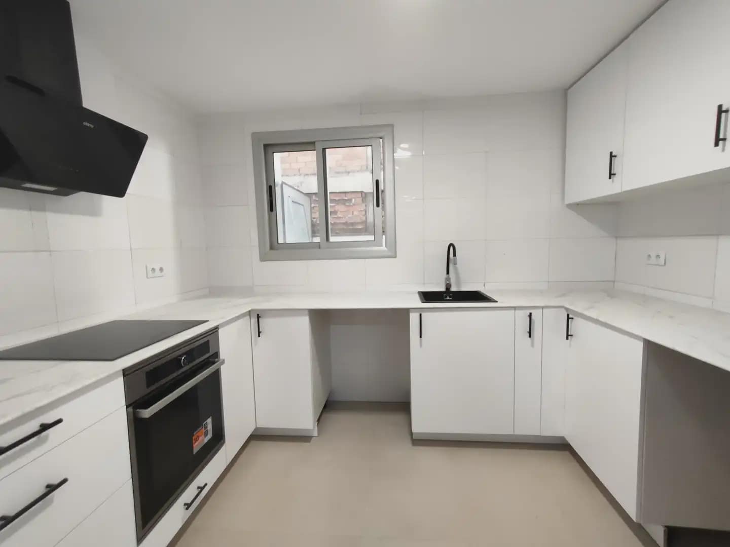 2 slaapkamer Flat te koop in Salt - € 178.000 (Ref: 9882361)