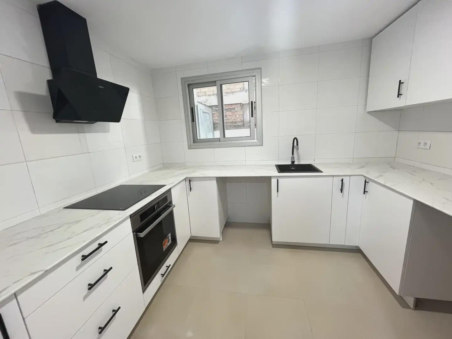 2 slaapkamer Flat te koop in Salt - € 178.000 (Ref: 9882361)