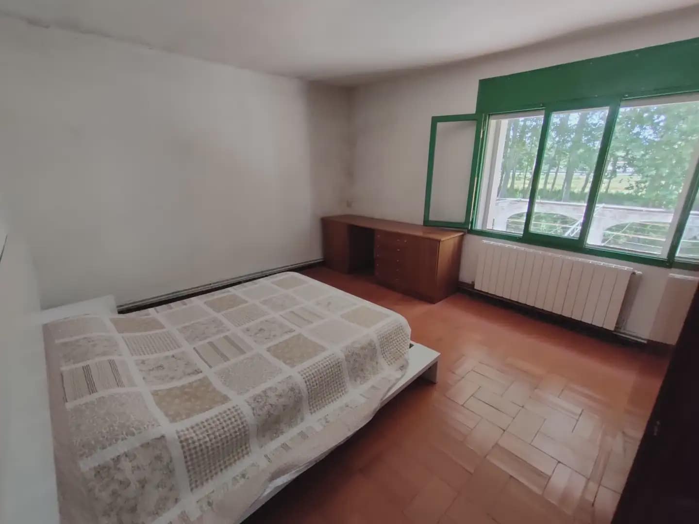 8 sypialnia Finka/Dom wiejski na sprzedaż w Bescano z garażem - 250 000 € (Ref: 9882365)