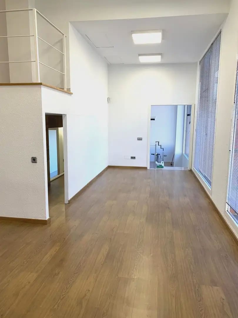 Komercyjne do wynajęcia w Miasto Girona - 1 500 € (Ref: 9882372)