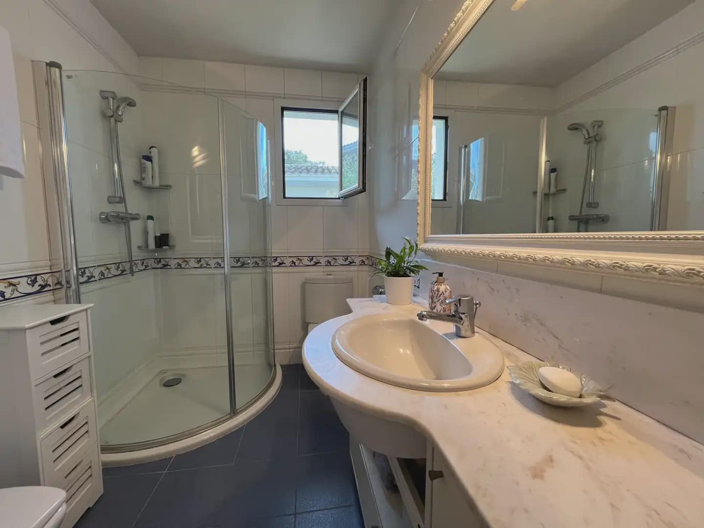 5 sypialnia Willa na sprzedaż w Miasto Girona z basenem garażem - 1 200 000 € (Ref: 9882385)