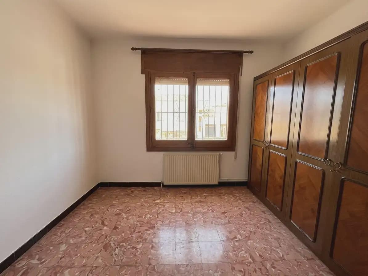 3 soverom Kjedet enebolig til salgs i Girona by med garasje - € 300 000 (Ref: 9882387)