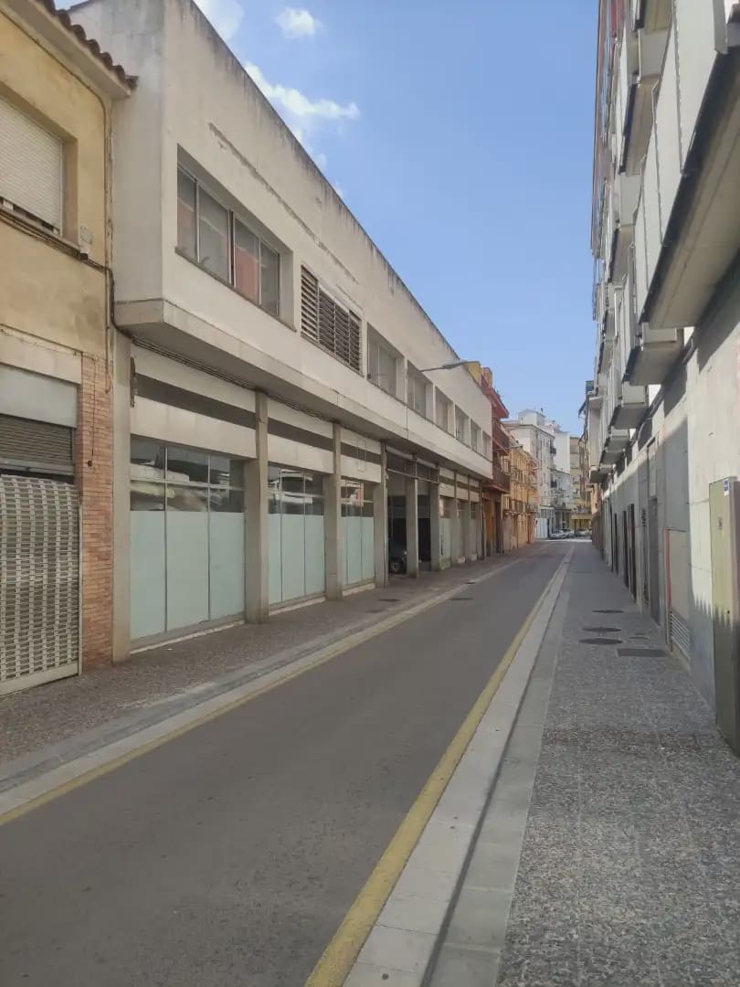 Commercial for sale in Salt - € 495,000 (Ref: 9882391)