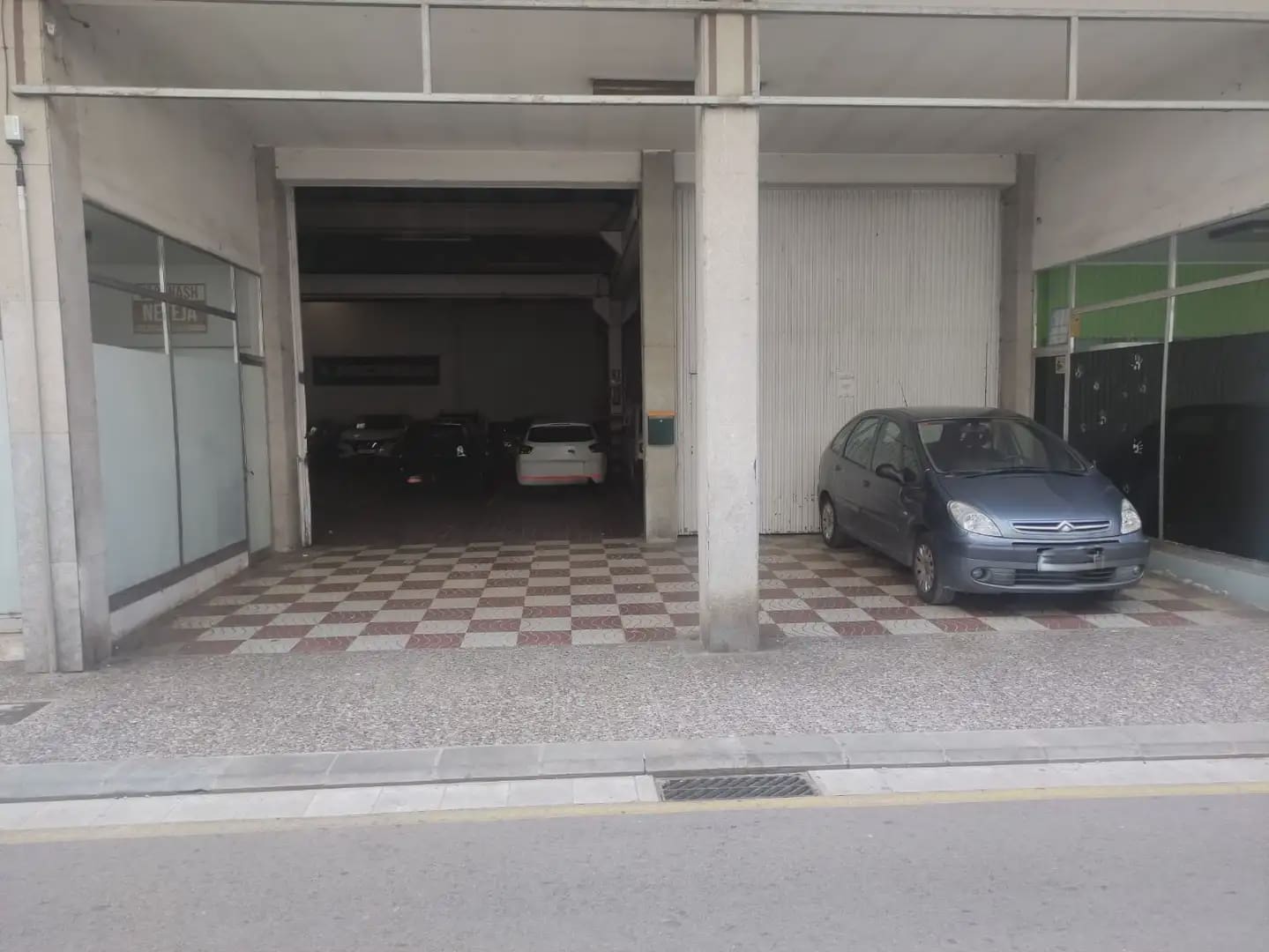 Commercial for sale in Salt - € 495,000 (Ref: 9882391)