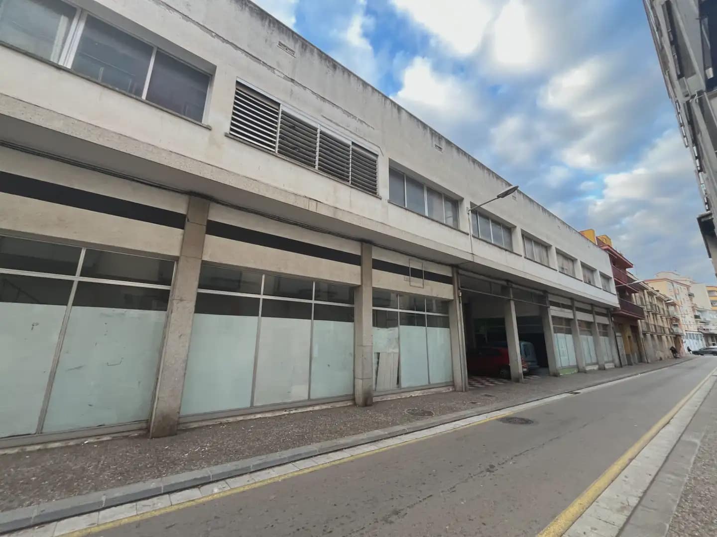 Commercial for sale in Salt - € 495,000 (Ref: 9882391)