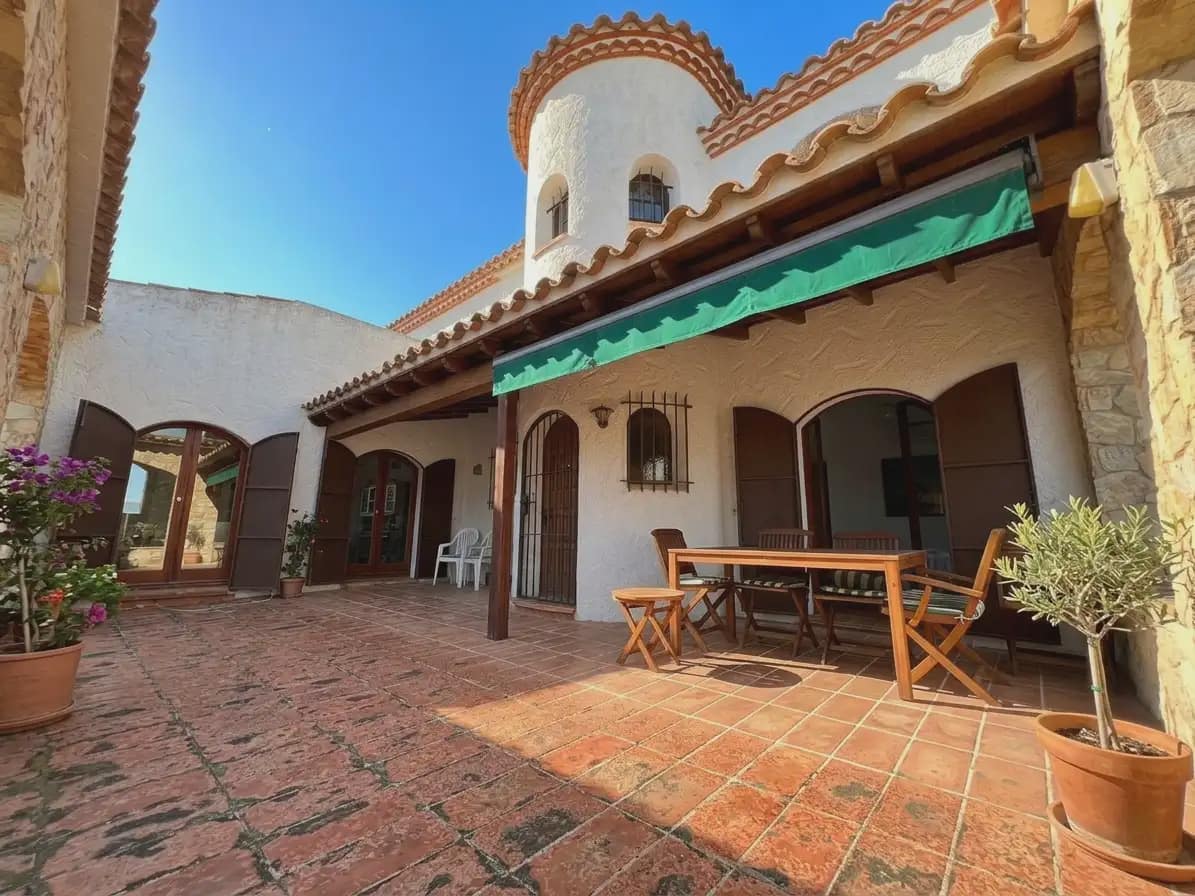 7 sovrum Villa till salu i Llanca med garage - 750 000 € (Ref: 9882396)