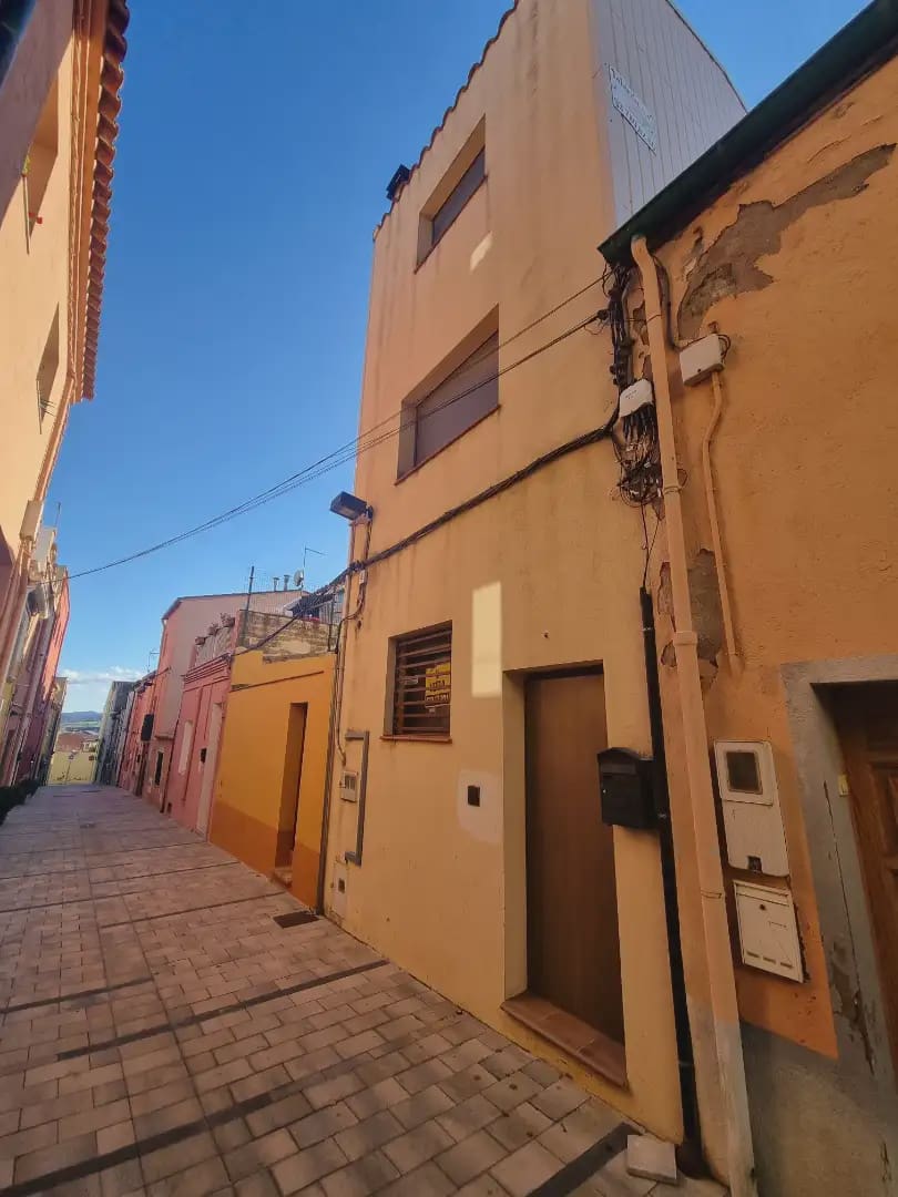 3 bedroom Townhouse for sale in La Jonquera with garage - € 129,000 (Ref: 9895258)