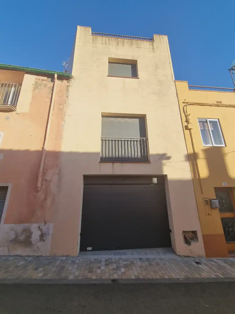 3 bedroom Townhouse for sale in La Jonquera with garage - € 129,000 (Ref: 9895258)