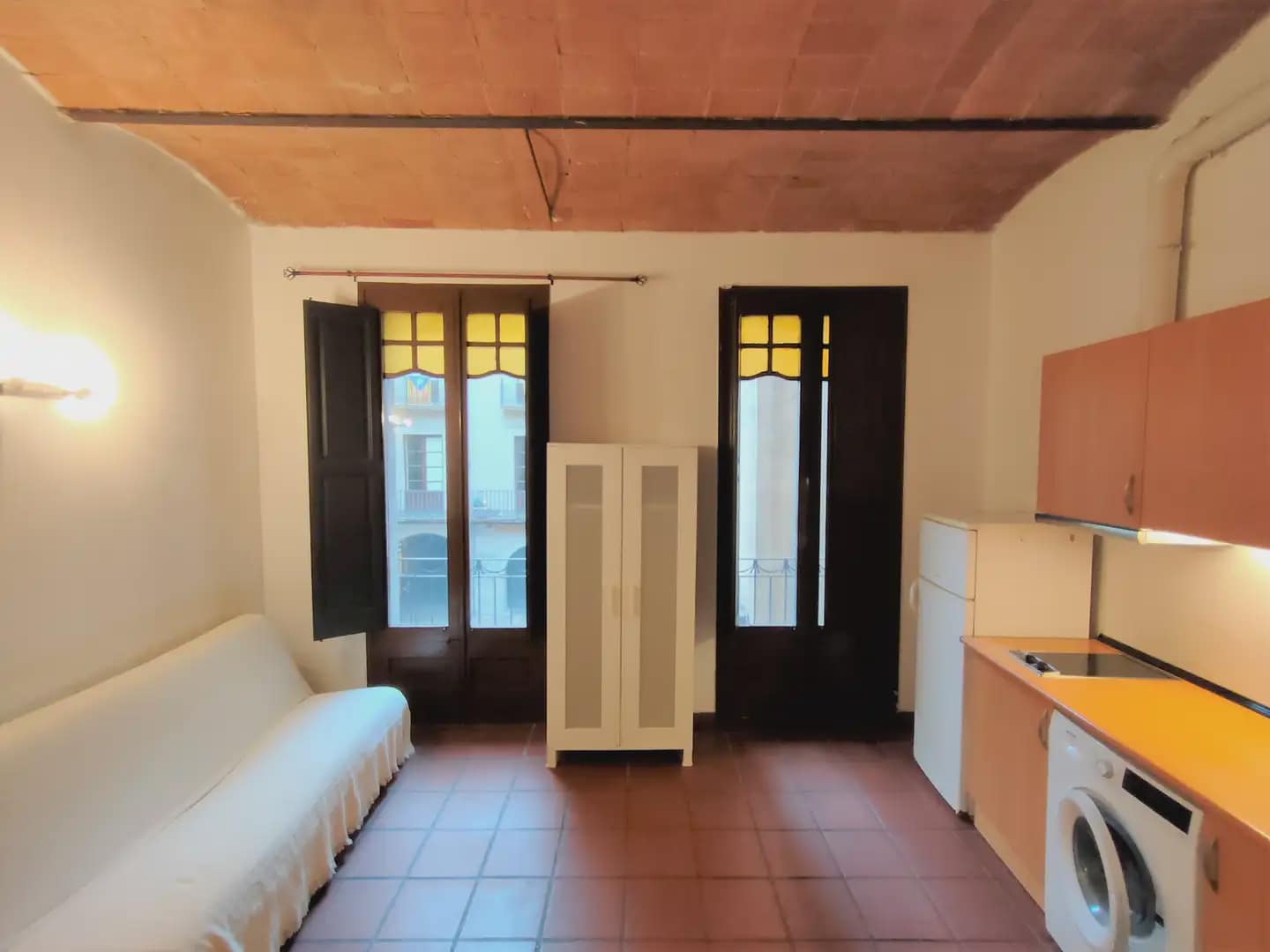 Studio for rent in Girona city - € 500 (Ref: 9935281)