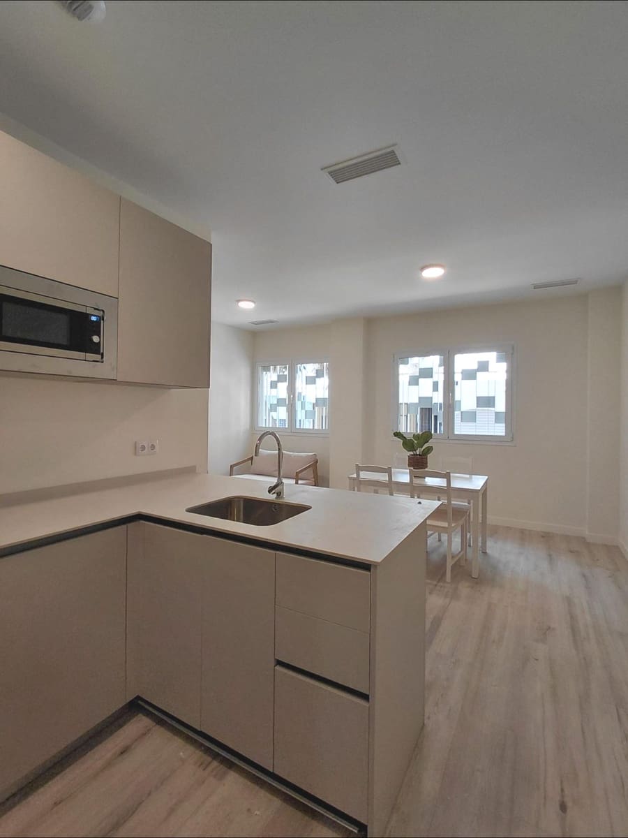 Flat for sale in Malaga city - € 200,000 (Ref: 10168729)
