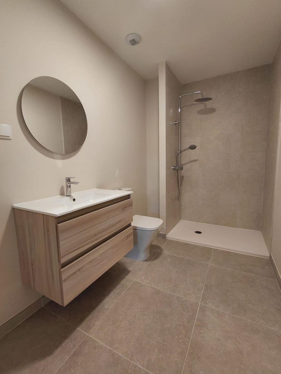 Flat for sale in Malaga city - € 200,000 (Ref: 10168729)