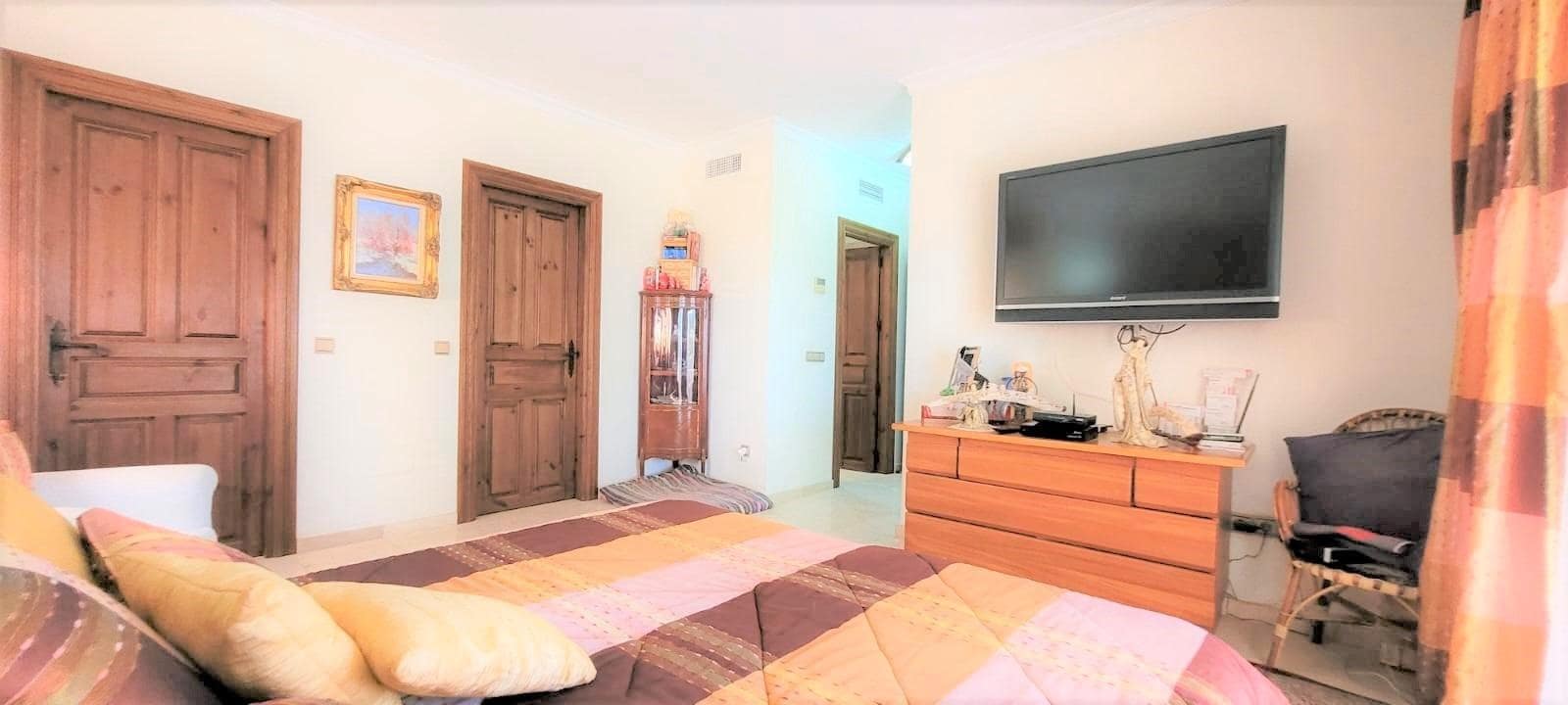 5 bedroom Villa for sale in Torremolinos with pool garage - € 895,000 (Ref: 9163645)