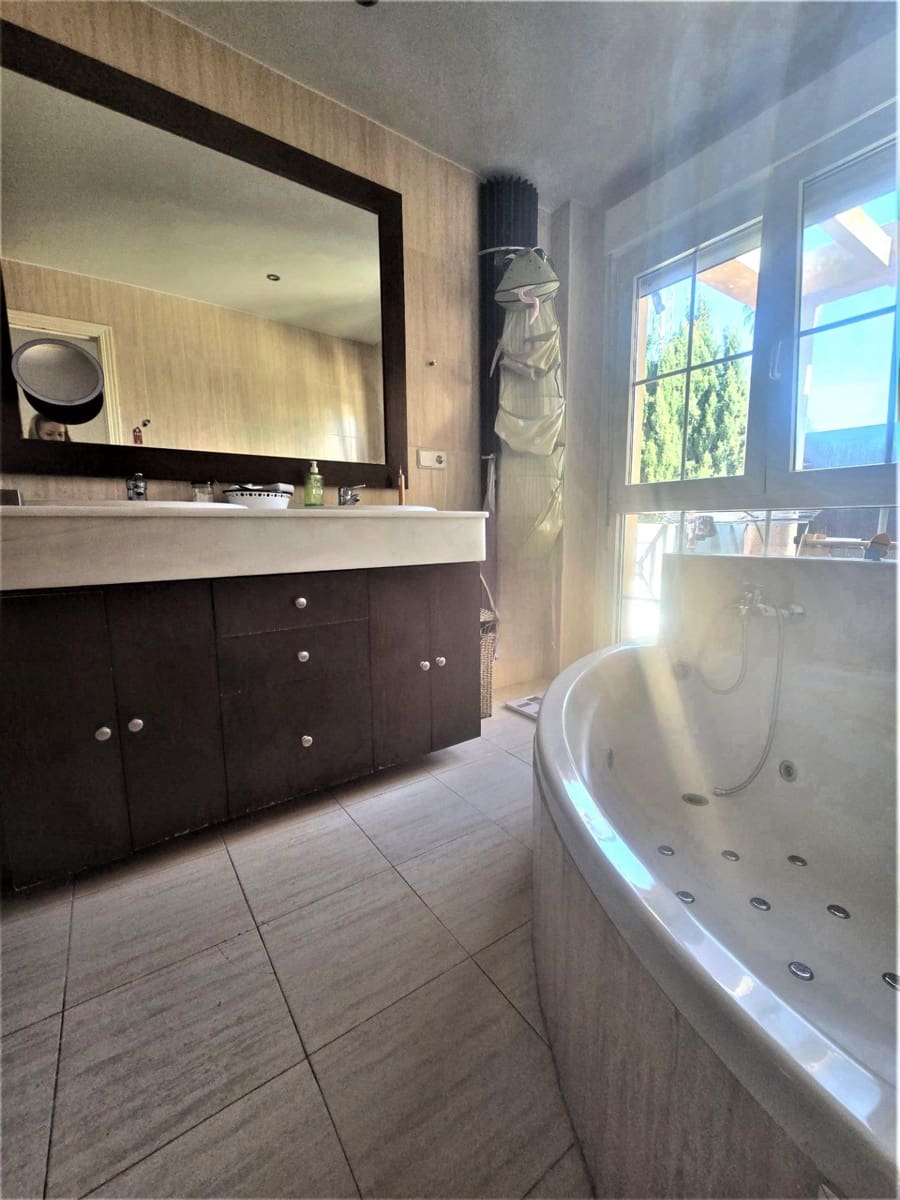 Casa de 5 habitaciones en Torremolinos en venta con piscina garaje - 700.000 € (Ref: 9300990)