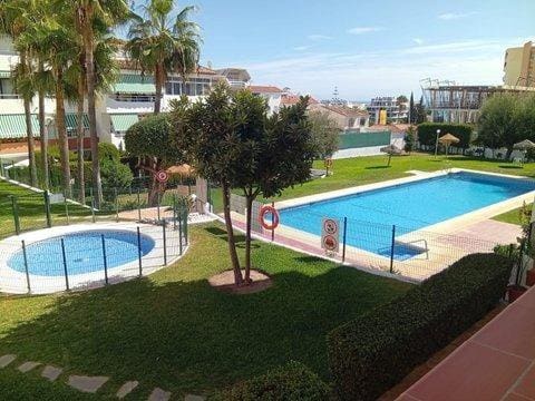 Apartament na sprzedaż w Torremolinos z basenem - 240 000 € (Ref: 9629901)