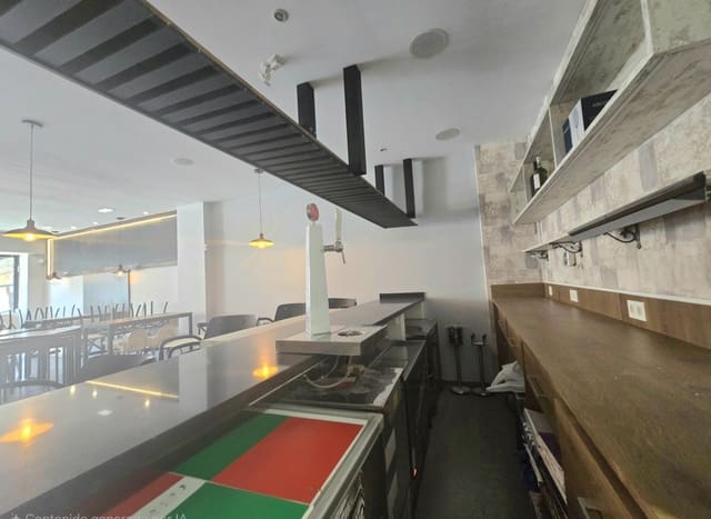 Kaupallinen myytävänä paikassa Torremolinos - 290 000 € (Ref: 9656885)