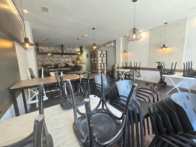 Kaupallinen myytävänä paikassa Torremolinos - 290 000 € (Ref: 9656885)