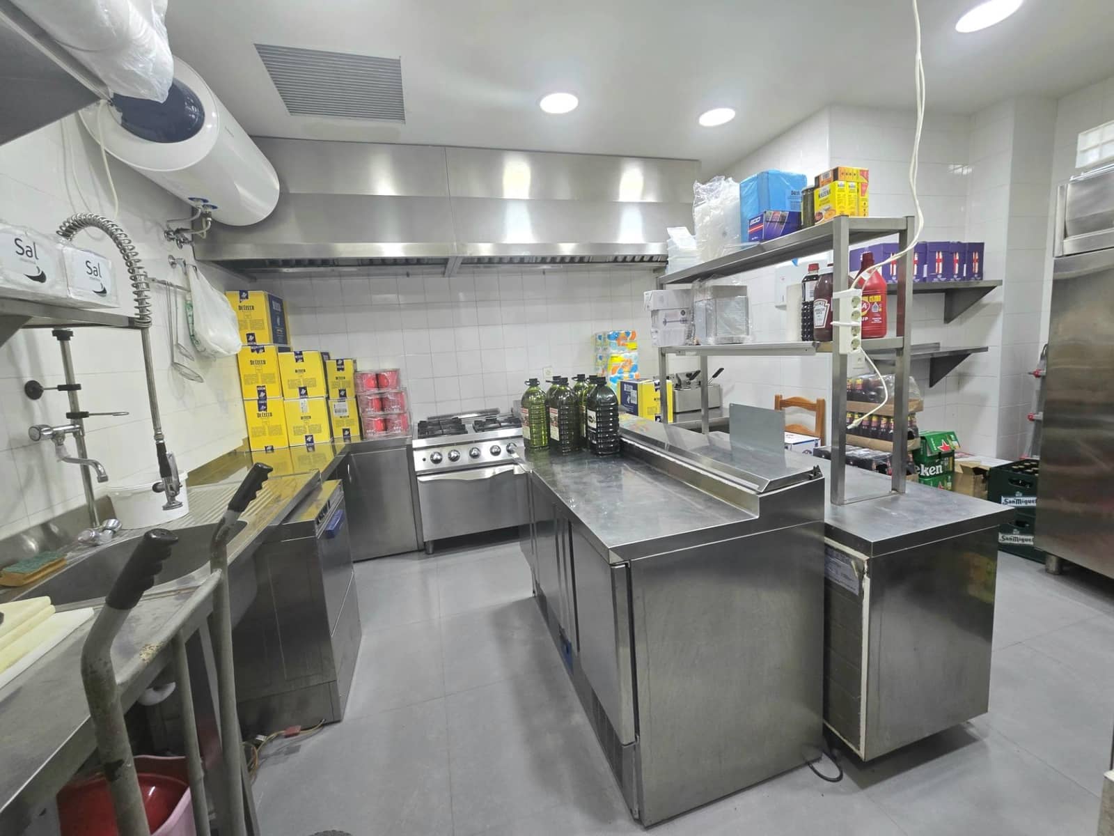 Kaupallinen myytävänä paikassa Torremolinos - 290 000 € (Ref: 9656885)