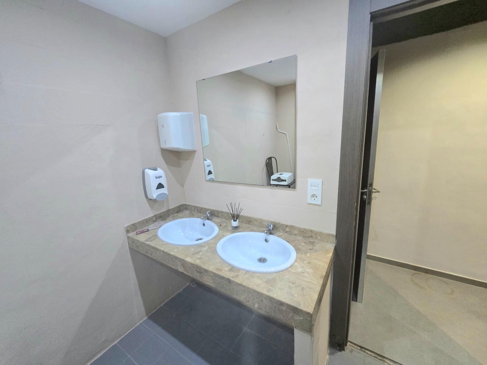 Kaupallinen myytävänä paikassa Torremolinos - 290 000 € (Ref: 9656885)