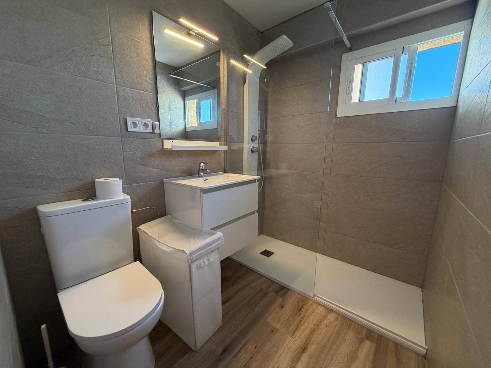 1 bedroom Apartment for sale in Benalmadena with pool - € 215,000 (Ref: 9711918)