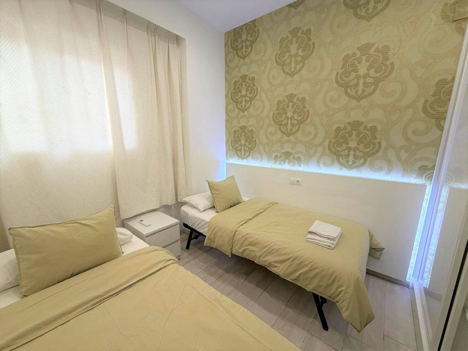 2 bedroom Apartment for sale in Torremolinos with pool - € 325,000 (Ref: 9721625)