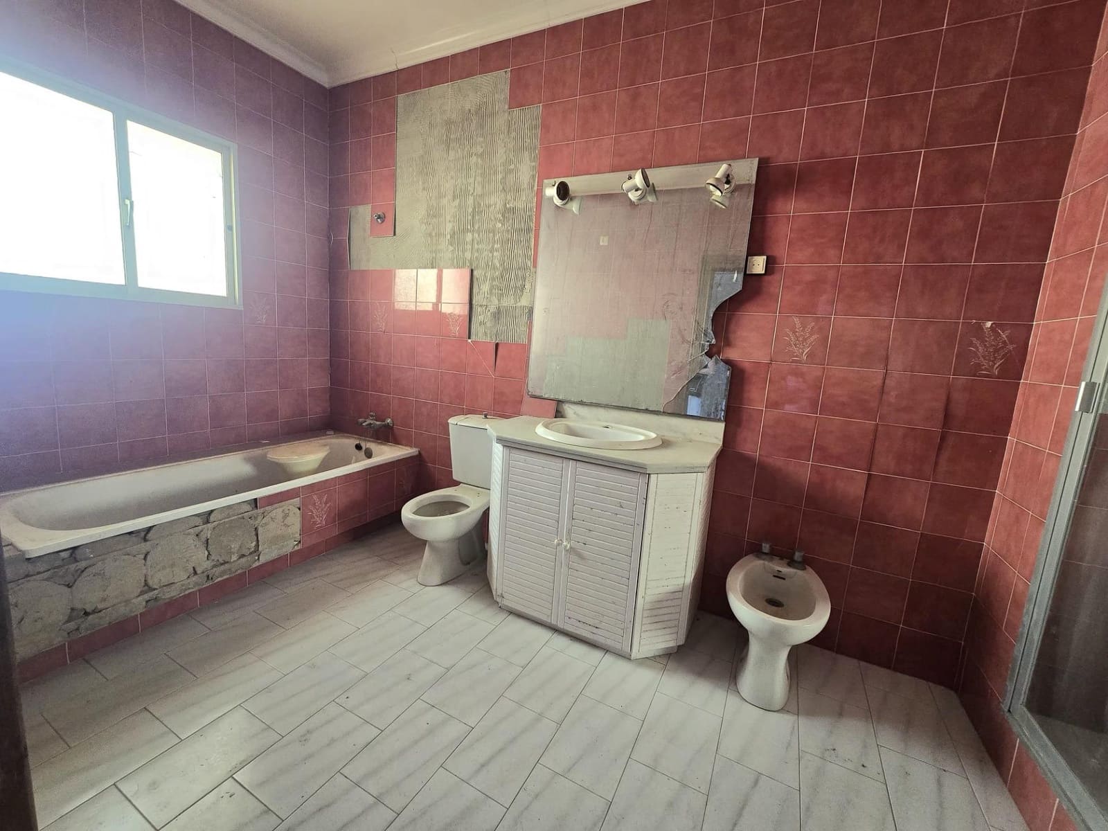 5 bedroom Townhouse for sale in Teba with garage - € 126,000 (Ref: 9865137)