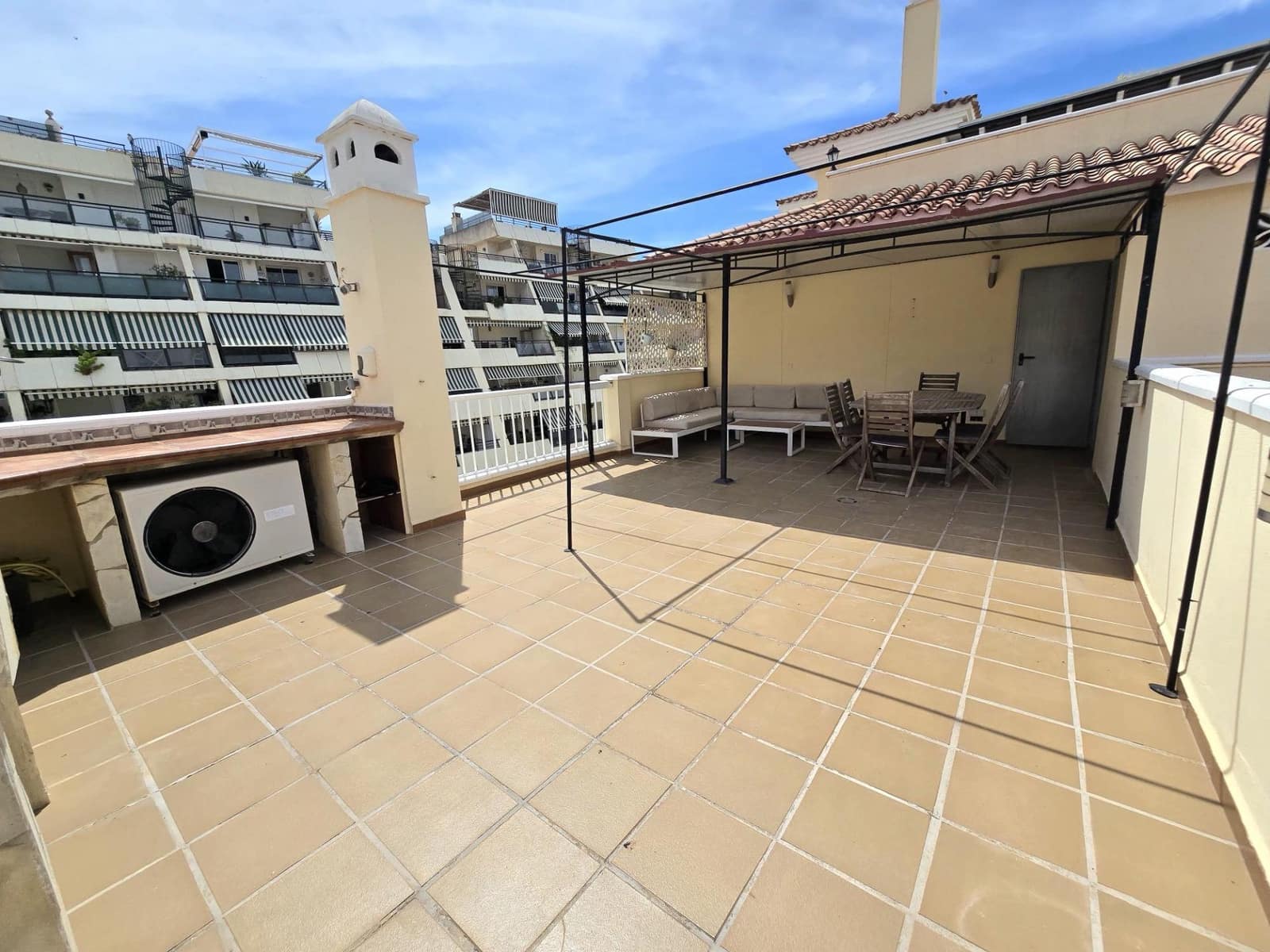 2 soveværelse Lejlighed til salg i Torrequebrada med swimmingpool garage - € 375.000 (Ref: 9876350)