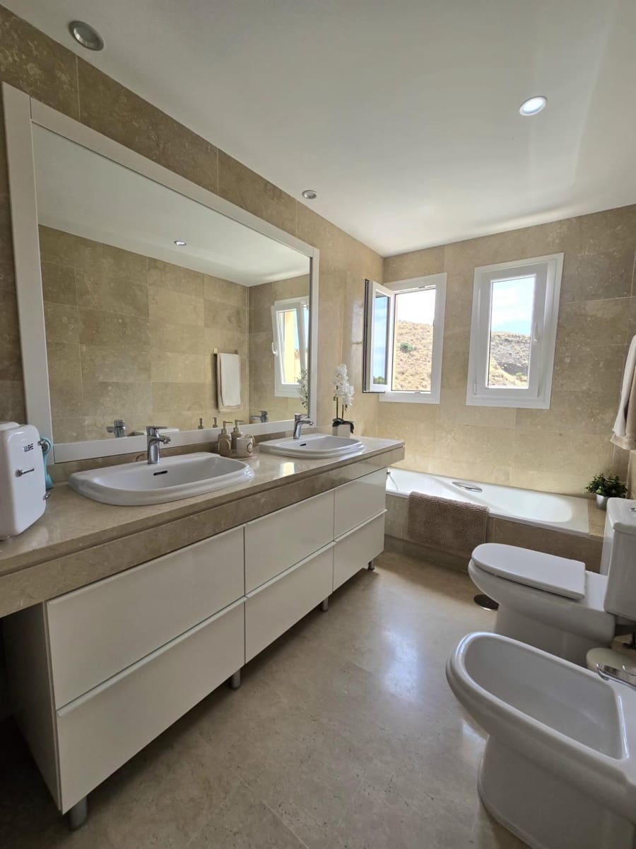 3 bedroom Flat for sale in Sitio de Calahonda with pool garage - € 429,000 (Ref: 9927349)