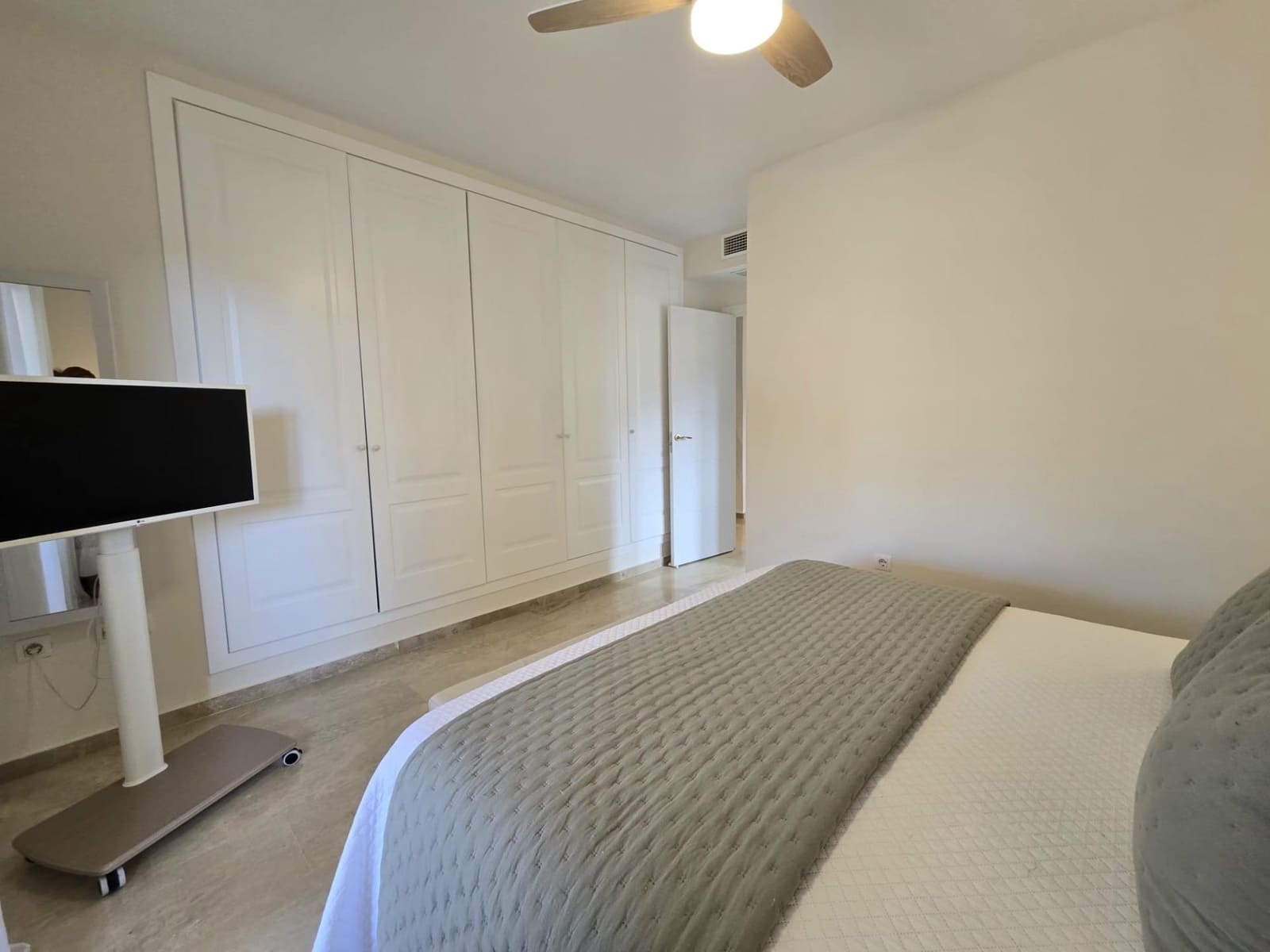 3 bedroom Flat for sale in Sitio de Calahonda with pool garage - € 429,000 (Ref: 9927349)