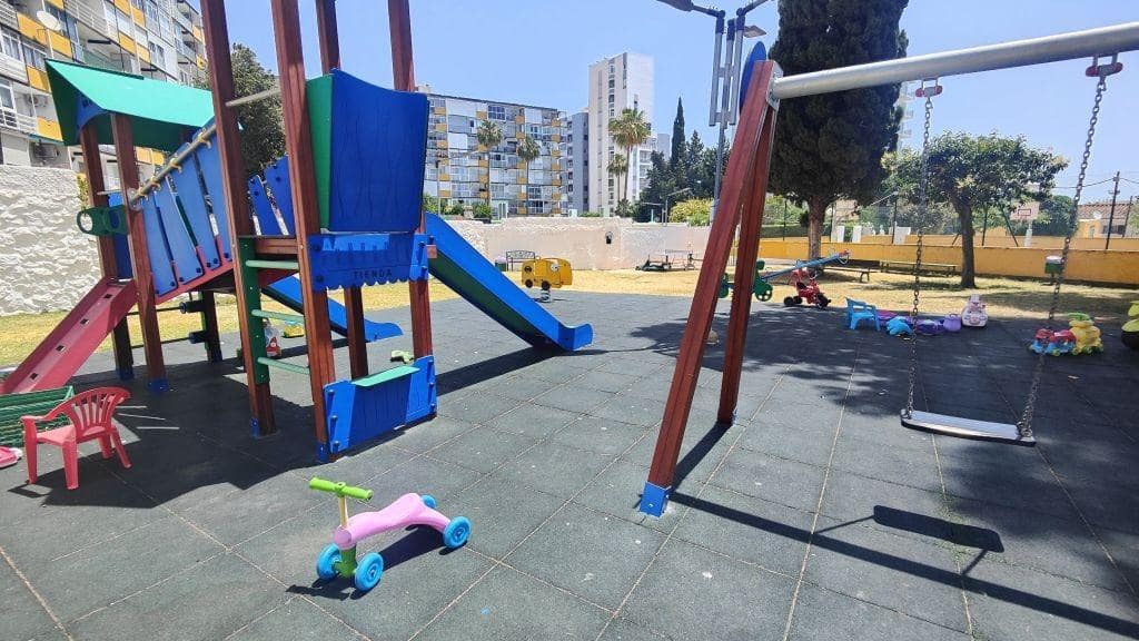 2 bedroom Flat for sale in Benalmadena with pool - € 274,000 (Ref: 9945655)