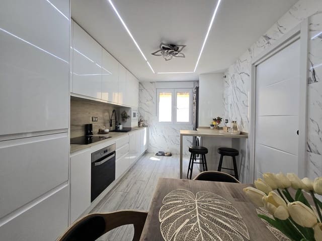 4 soverom Leilighet til salgs i Carretera de Cadiz, Málaga by med garasje - € 575 000 (Ref: 9957940)