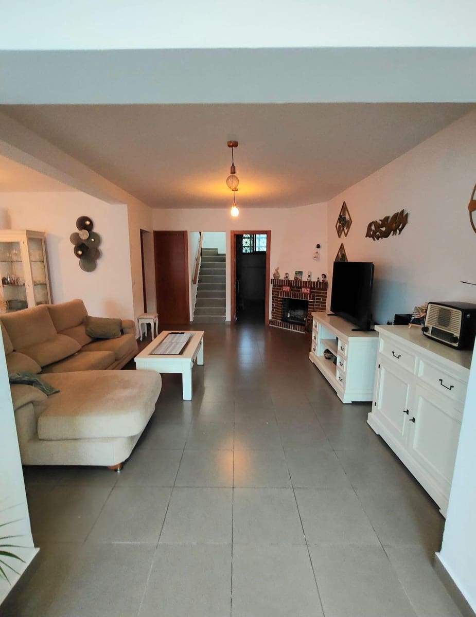 4 bedroom Villa for sale in Benalmadena Costa with garage - € 599,000 (Ref: 9959746)