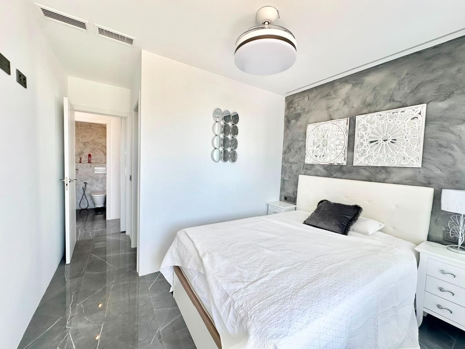 2 soverom Leilighet til salgs i Benalmadena med svømmebasseng garasje - € 529 000 (Ref: 9990695)