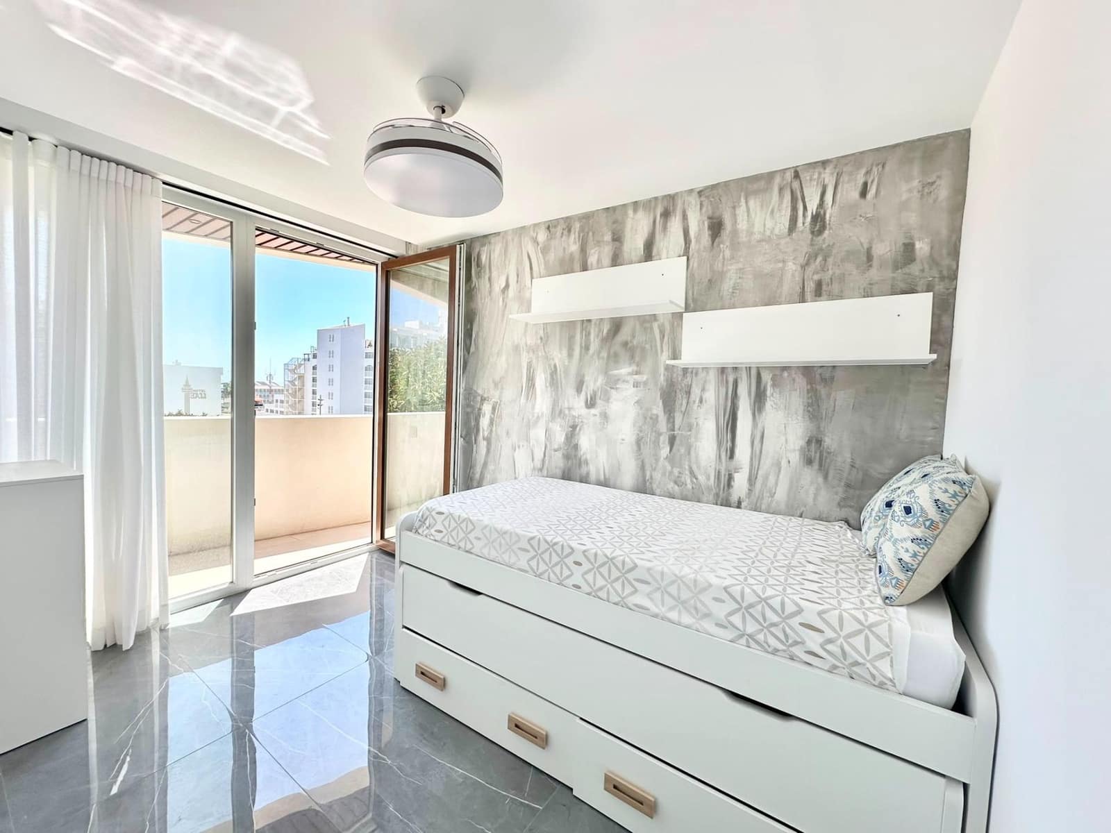 2 soverom Leilighet til salgs i Benalmadena med svømmebasseng garasje - € 529 000 (Ref: 9990695)