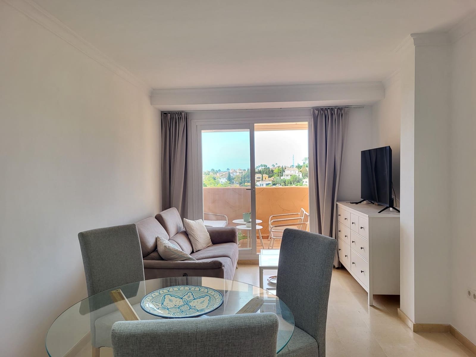 Appartement de 1 chambre à louer à Elviria avec piscine garage - 1 300 € (Ref: 10086444)