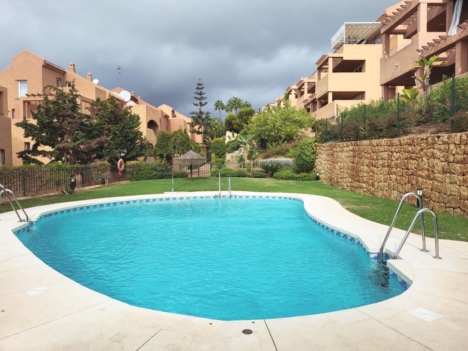 Appartement de 1 chambre à louer à Elviria avec piscine garage - 1 300 € (Ref: 10086444)