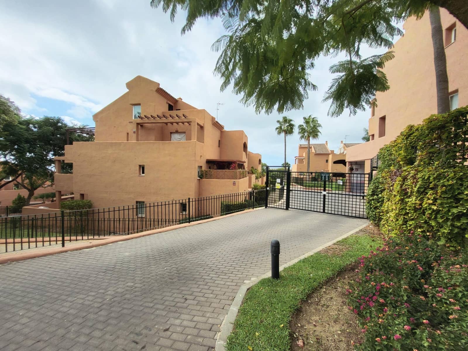 Appartement de 1 chambre à louer à Elviria avec piscine garage - 1 300 € (Ref: 10086444)