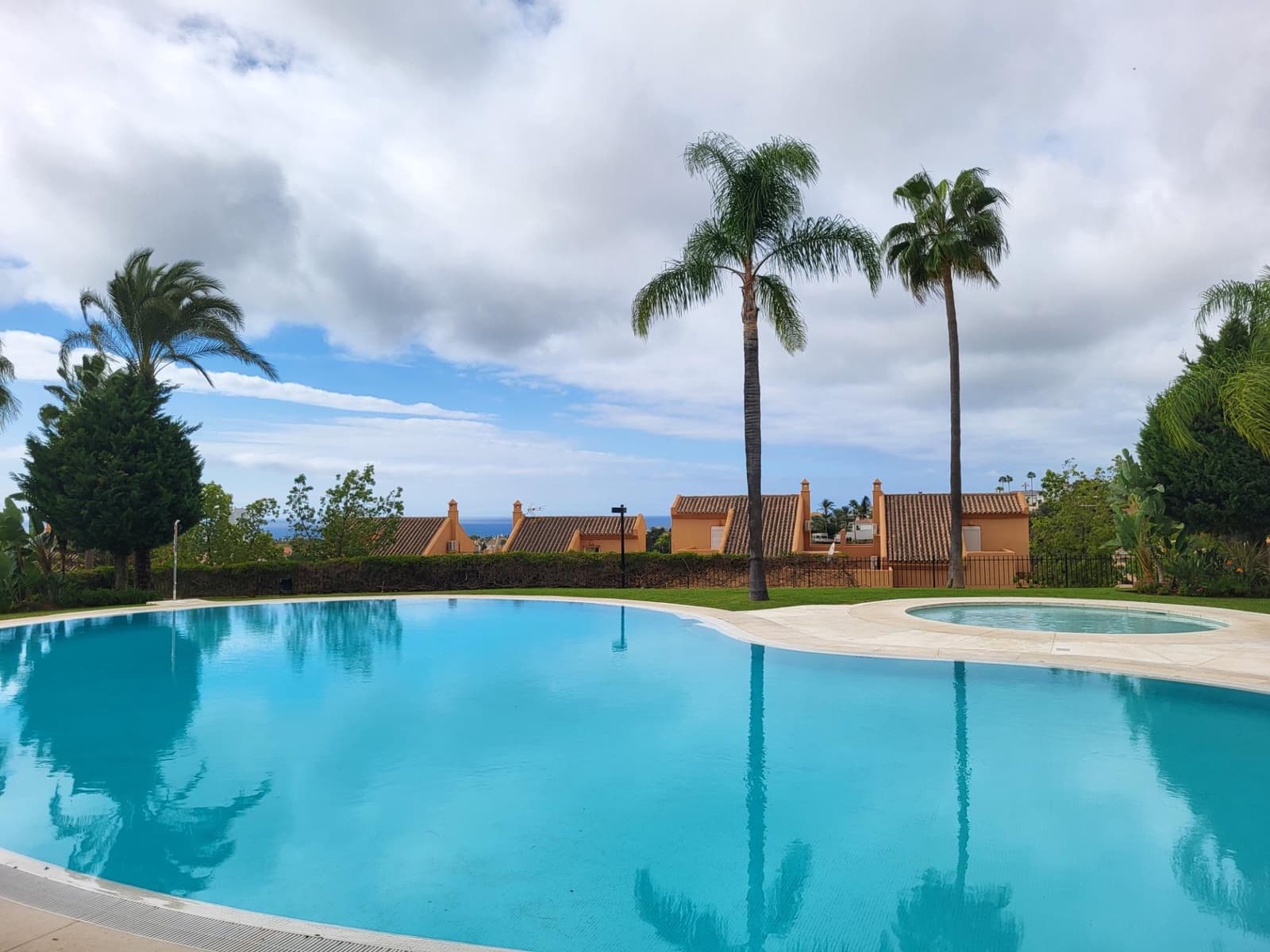 Appartement de 1 chambre à louer à Elviria avec piscine garage - 1 300 € (Ref: 10086444)